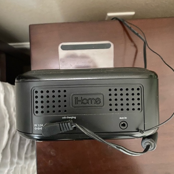 iHome Lightning Docking Station - Picture 4 of 6